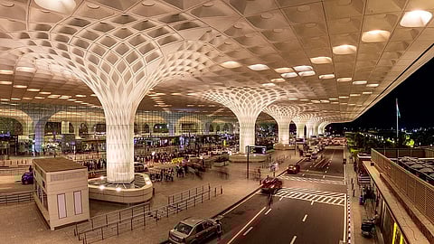 मुंबई एअरपोर्टवर सोनं तस्करीच्या नव्या 'जुगाड'चा पर्दाफाश! ₹२.१५ कोटींचे सोने जप्त, बांगलादेशी प्रवाशासह एक कर्मचारी अटकेत 