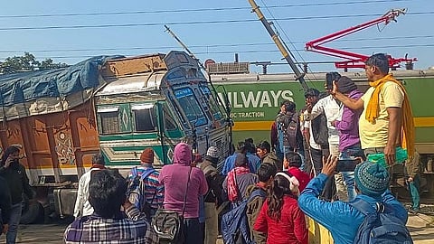 झारखंडमध्ये अपघात; एक्स्प्रेसची ट्रकला धडक, सोशल मीडियावर Video व्हायरल