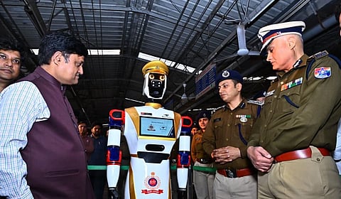 प्रवाशांच्या सुरक्षेची जबाबदारी यंत्रमानव ‘अर्जुन’वर; विशाखापट्टणम रेल्वे स्थानकात तैनात 