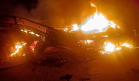 आंध्र प्रदेशात अपघातानंतर बस पेटली; चालकासह तिघांचा होरपळून मृत्यू