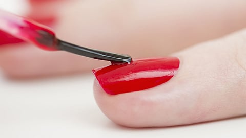 थंडीमुळे नेलपेंट घट्ट होतेय? तर 'हे' उपाय नक्की करा 