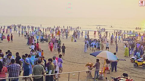 सलग सुट्ट्यांमुळे रायगडच्या समुद्रकिनाऱ्यांवर पर्यटकांची गर्दी; मुलांमध्ये विशेष उत्साहाचे वातावरण