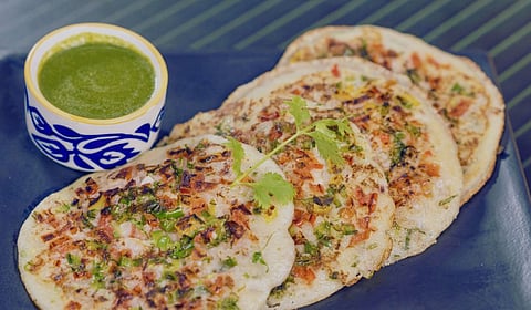 सकाळच्या नाश्त्यासाठी बनवा कुरकुरीत उत्तपा; वाचा रेसिपी