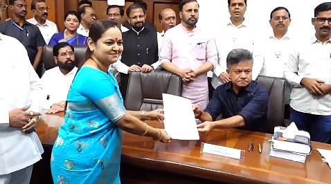 ठाणे महापौरपदासाठी शिंदेसेनेच्या शर्मिला पिंपळोलकरांचा अर्ज; भाजपची भूमिका झाली मवाळ