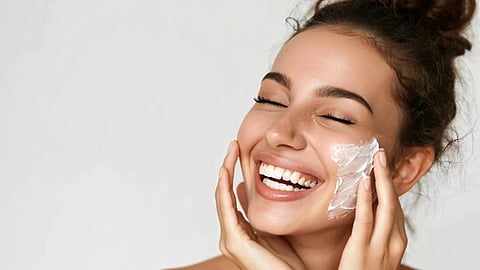 कोरड्या त्वचेसाठी परफेक्ट केअर रुटीन; फॉलो करा 'या' टिप्स