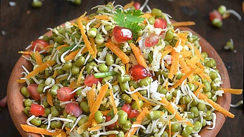 Sprouted Moong Salad : सकाळच्या हेल्दी नाश्त्यासाठी मोड आलेल्या मुगाचे सलाड; नोट करा सोपी रेसिपी 