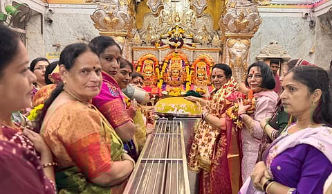 खासदार श्रीकांत शिंदे यांच्या वाढदिवसाच्या पूर्वसंध्येला उपसभापती डॉ. नीलम गोऱ्हे यांच्या मार्गदर्शनात महालक्ष्मी मंदिरात विशेष प्रार्थना