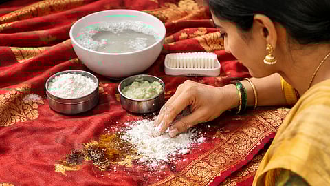 तेलकट, चिवट डागांनी कपडे खराब झालेत? ड्राय क्लिनिंगला पैसे न घालवता वापरा 'हा' घरगुती उपाय