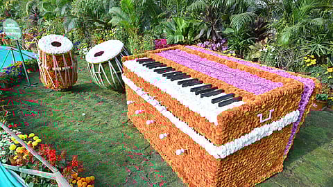 Mumbai : पाना-फुलांनी सजवले टाळ-मृदुंग, सतार अन् सनई-चौघडा; राणी बागेत आजपासून मुंबई पुष्पोत्सवाचा बहर, पाहा Photo's