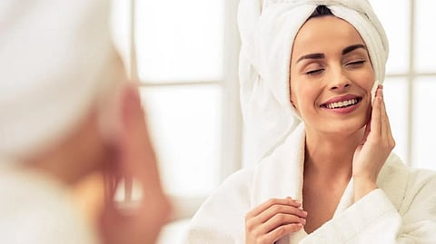 सुंदर आणि निरोगी त्वचेचा मंत्र; झोपण्यापूर्वी 'अशी' घ्या त्वचेची काळजी