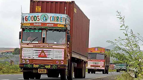 मुंबई-पुणे द्रुतगती महामार्गावरील अपघात, कोंडीची परिवहन मंत्र्यांकडून दखल; अवजड वाहनांची राज्यभरात धडक तपासणी मोहीम
