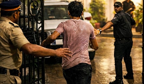 जीव वाचवण्यासाठी तरुणाचा आमदारांच्या बंगल्यात प्रवेश