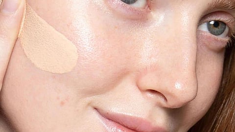 परफेक्ट मेकअपसाठी फाऊंडेशन कसं लावायचं? फॉलो करा 'या' सोप्या टिप्स