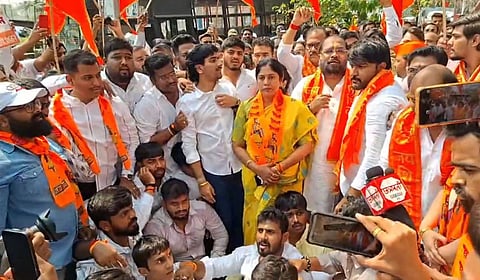 पुण्यात राडा; भाजप-काँग्रेस कार्यकर्ते भिडले; सपकाळ यांच्या प्रतिमेला मारले जोडे; आंदोलन अन् दगडफेक, गाड्या फुटल्या, काँग्रेसही आक्रमक