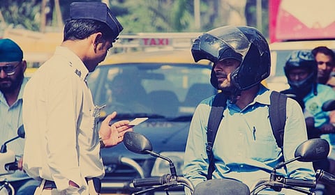 Thane : ठाण्यात हेल्मेटशिवाय दुचाकी चालवली तर थेट दंड
