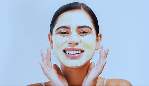 डी-टॅन म्हणजे काय? त्वचेवरील टॅन कमी करण्यासाठी किती फायदेशीर, जाणून घ्या माहिती