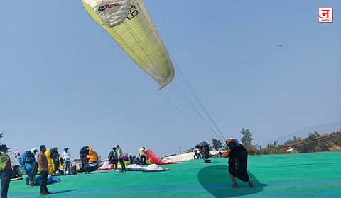 पॅराग्लायंडिंग वर्ल्ड कपचा थरार सुरू; पाचगणीच्या आकाशात देशी-विदेशी पॅराग्लायडर्सची भरारी
