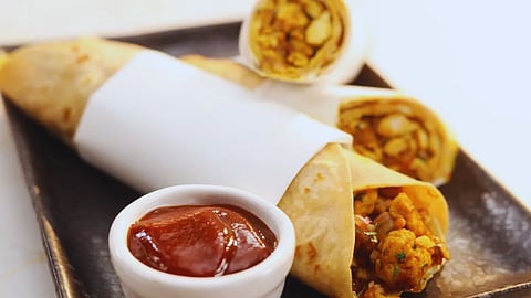 Leftover Chicken Recipe : स्ट्रीट फूडची चव घरीच! झटपट बनवा मसालेदार एग-चिकन रोल! वाचा सोपी रेसिपी