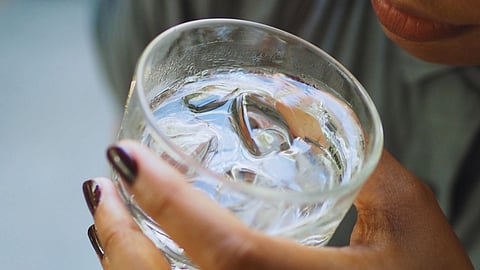 फ्रिजमधील थंड पाणी पिताय? सावधान! आरोग्यावर होऊ शकतात गंभीर परिणाम, तज्ज्ञांचा इशारा