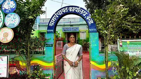 बेला गावच्या सरपंच शारदा गायधने. 