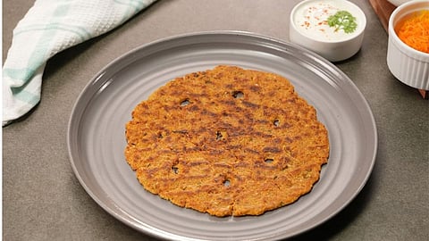 फिटनेससाठी परफेक्ट रेसिपी; नाश्त्यात बनवा ओट्स-ज्वारी थालीपीठ