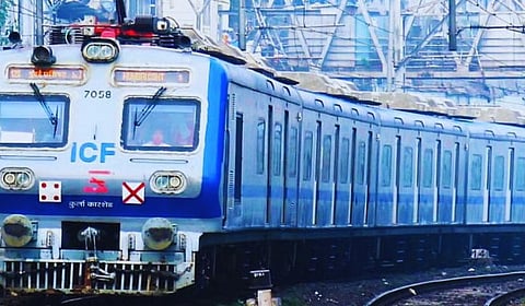 Mumbai : एसी लोकलचा हार्बर लाईनला फटका; महिनाभरातच वेळापत्रक कोलमडले, प्रवाशांची गैरसोय