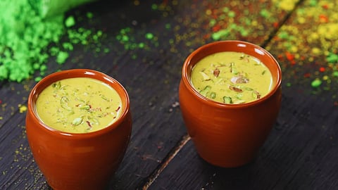 Holi 2026 : होळी स्पेशल ड्रायफ्रूट्स थंडाई; पाहुण्यांसाठी परफेक्ट ड्रिंक, नोट करा रेसिपी  