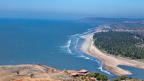 मुंबईच्या सफरीवर निघालेला ‘शिमगा';  कोळीवाड्यांतील होळी आणि अथांग दर्याचे आदिम नाते