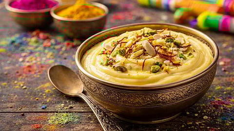 Holi Special : बाहेरचं विसरा! क्रीमी आणि सुगंधी केसर श्रीखंड घरच्या घरी बनवा; पाहुणेही विचारतील रेसिपी