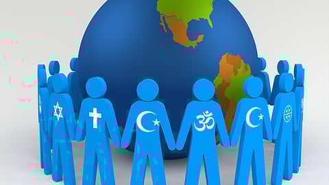 ध्रुवीकरणाच्या राजकारणात हरवत चाललेले बंधुत्व