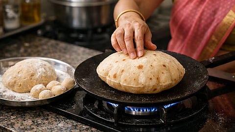 पोळ्या कडक होतात? कणीक मळताना ही ट्रिक वापरा; टम्म फुगतील पोळ्या