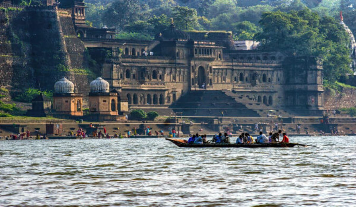 नर्मदेच्या तीरावरचे  महेश्वर