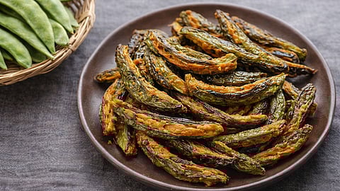 साध्या जेवणाचीही मज्जा वाढेल; घरच्या घरी करा कुरकुरीत 'भरली वालपापडी', चपाती-भाकरीसोबत लागेल भारी