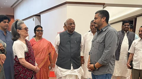 रोहित पवारांनी घेतली सोनिया गांधींची भेट; अजित पवारांच्या अपघाती मृत्यूवर केली चर्चा 