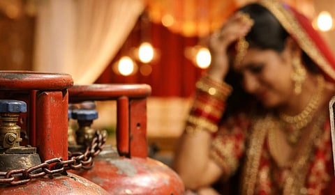 गॅस टंचाईमुळे लग्न सोहळे अडचणीत; हॉल व्यावसायिकांवर कार्यक्रम पुढे ढकलण्याची वेळ