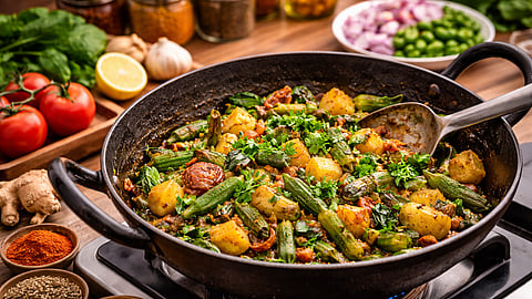 किचनमध्ये लोखंडी कढई वापरता? मग 'या' पदार्थांसाठीच करा वापर; काही पदार्थ मात्र टाळलेलेच बरे