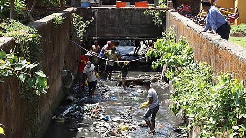 नालेसफाईचे काम अनुभव नसलेल्या कंत्राटदारांनाही; नालेसफाई रखडल्यामुळे महापौरांचा अजब निर्णय