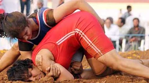 सोलापूर येथे २८-२९ मार्चला महिलांची महाराष्ट्र केसरी कुस्ती स्पर्धा; चौथ्या विजेतेपदासाठी भाग्यश्री फंड उत्सुक; ४२ जिल्ह्यांतील ४००हून अधिक खेळाडूंचा सहभाग