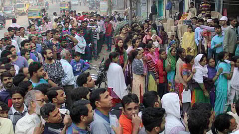 एका रांगेतून दुसऱ्या रांगेत हेच प्राक्तन...