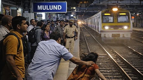 Mumbai : धावत्या लोकलसमोर बायकोला ढकलून दिले; मुलुंड स्थानकावर धक्कादायक प्रकार, आरोपी नवरा अटकेत