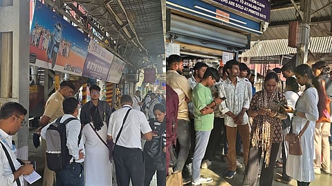 Mumbai : तिकीटविना प्रवास करणाऱ्यांवर रेल्वेची धडक कारवाई! घाटकोपर स्थानकात ३९५ प्रवाशांना दणका, १ लाखांहून अधिक दंड वसूल