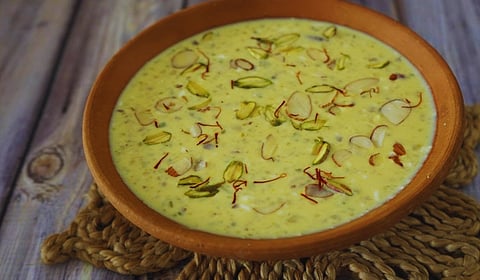 Ramadan 2026 : इफ्तारसाठी गोड ट्विस्ट! घरीच बनवा केसर पिस्ता बासुंदी; वाचा साहित्य आणि टिप्स 