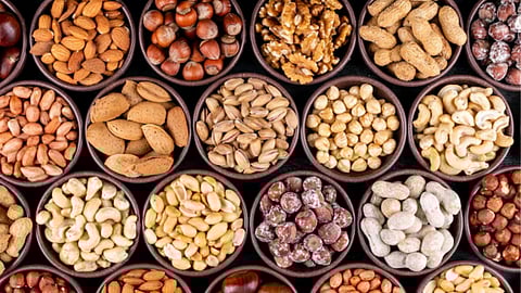 Chaitra Navratri 2026 : उपवासात हेल्दी राहायचंय? 'हे' सुपरफूड्स खा, आहारतज्ज्ञ ऋजुता दिवेकरांचा सल्ला