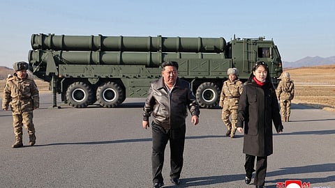 आता किम जोंग ऊन लेकीला घेऊन थेट रणगाड्यावर स्वार; लष्करी सरावादरम्यान चालवला रणगाडा