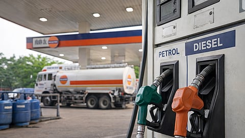 पेट्रोल-डिझेल भरपूर, तेल कंपन्यांचा खुलासा; तुटवड्याच्या अफवा फेटाळल्या