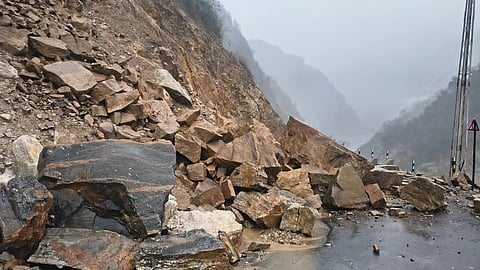 उत्तर सिक्कीममध्ये दरडी कोसळल्या; चुंगथांगमध्ये २०० पर्यटक अडकले