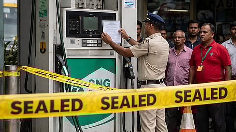 Vasai : नालासोपाऱ्यात CNG पंप सील; किलोमागे ५० रुपये जादा वसुलीचा भंडाफोड, अधिकाऱ्याला धमकावण्याचा प्रयत्न