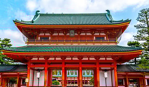 जपानी गोपुरांच्या सावलीत