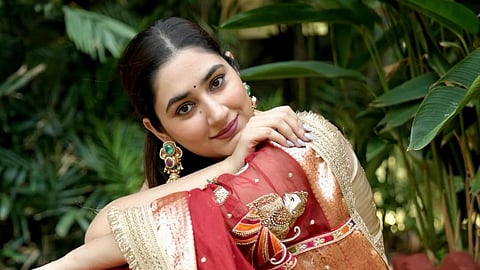 दिशा परमारचा साडीतील एलिगंट लूक चर्चेत; इंस्टाग्रामवरील फोटोंनी चाहत्यांना घातली भुरळ