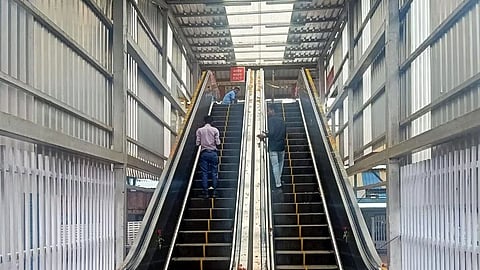 Mumbai : बोरिवलीतील स्कायवॉकला जोडणार सरकता जिना; गरोदर महिला, ज्येष्ठांना दिलासा 